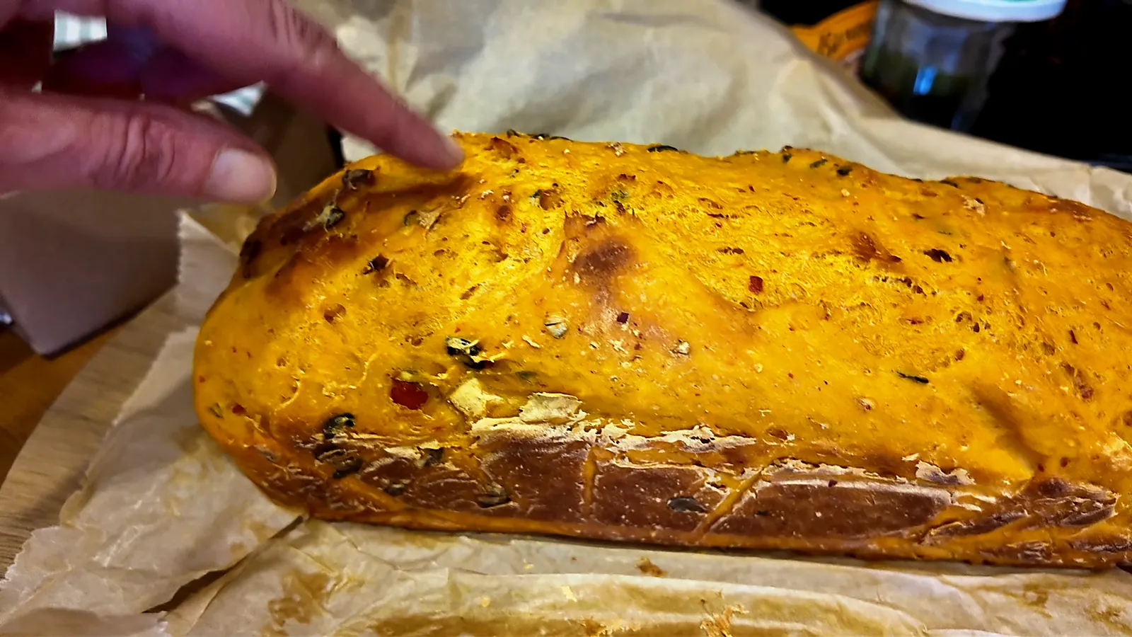 Frisch gebackenes Hokkaido-Kürbisbrot aus der Kastenform auf Backpapier