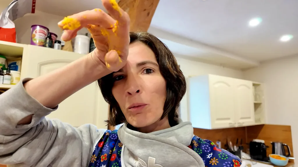 Franziska in der Küche mit Gnocchi-Teig an den Fingern