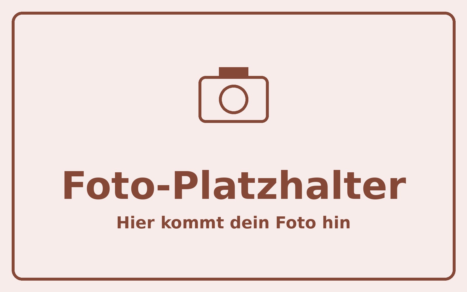 Kürbisbrot in einer mit Backpapier ausgelegten Kastenform direkt nach dem Backen